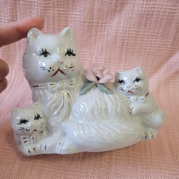 Vintage Beautiful Porcelain Persian Cat Mama with Kittens - Picture 5 of 9